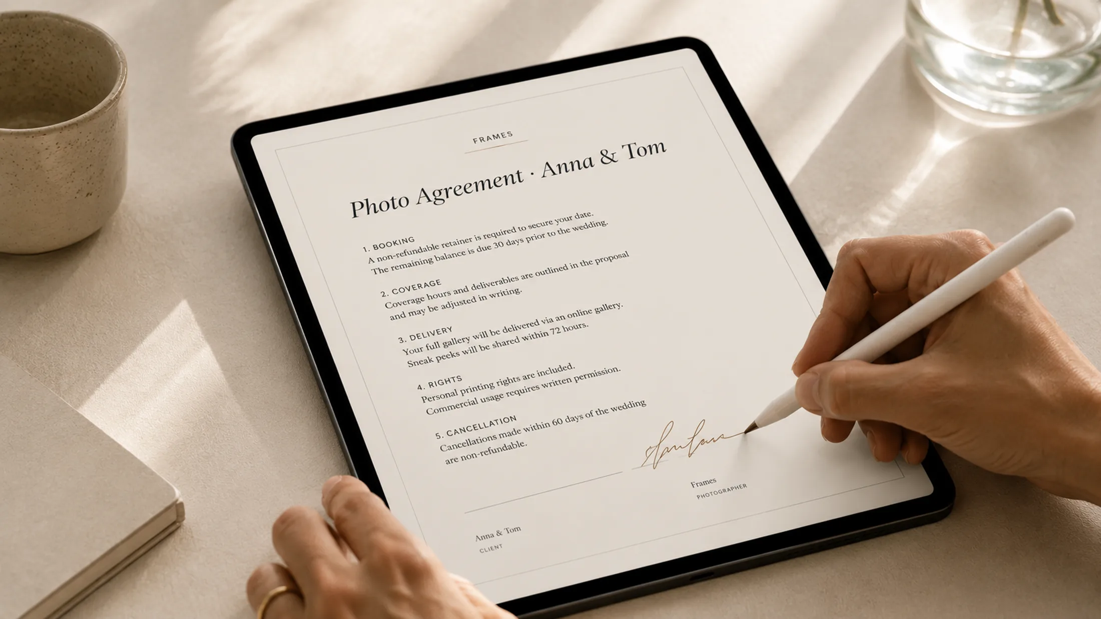 iPad mit einer Shooting-Vereinbarung und einer Hand, die digital signiert